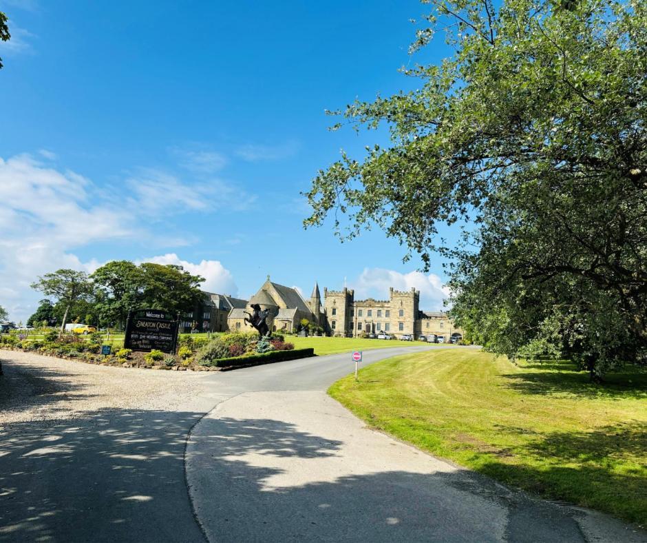 فندق Sneaton Castle ويتبي المظهر الخارجي الصورة